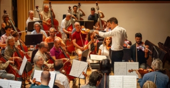 La Orquesta Ciudad de Granada y Lucas Macías durante un ensayo