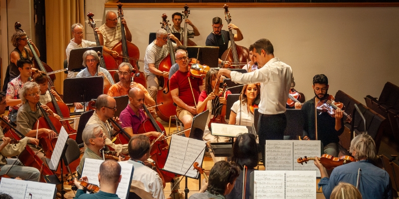 La Orquesta Ciudad de Granada y Lucas Macías durante un ensayo