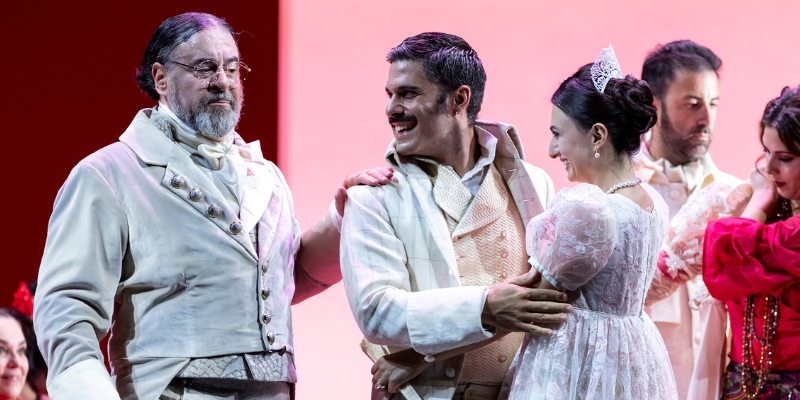 Carlos Álvarez con varios de los participantes en la primera edición de ÓEM en el ensayo general de El gitano por amor © Daniel Pérez - Teatro Cervantes