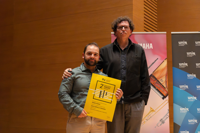 Diego Arévalo Codeseira recoge su diploma como ganador del 2º Intercentros Melómano - Premio de Composición Fundación SGAE de manos de Rubén Gutiérrez del Castillo, director general de Fundación SGAE © Intercentros Melómano - Ainhoa Azabal